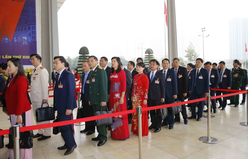 Đoàn đại biểu Khối các cơ quan Trung ương đến dự Đại hội sáng 28/1. (Ảnh: TTXVN)