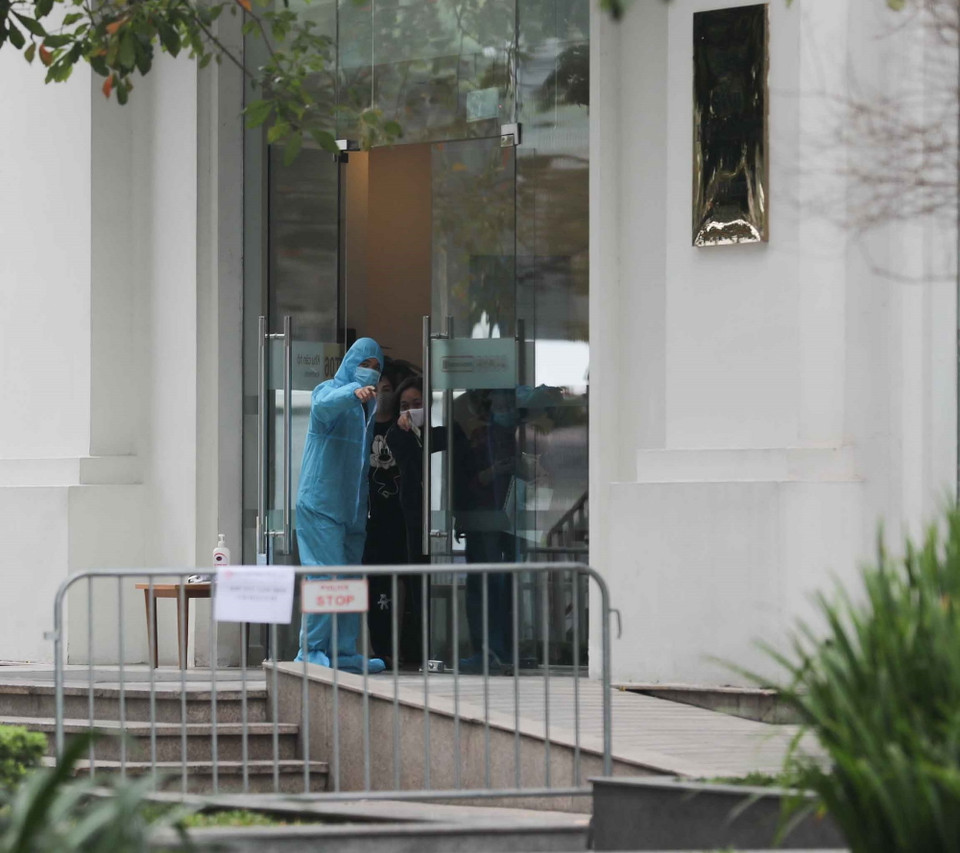 Lực lượng y tế và các lực lượng chức năng thực hiện nhiệm vụ bên ngoài tòa nhà T6 - Times City. (Ảnh: Thanh Tùng/TTXVN)