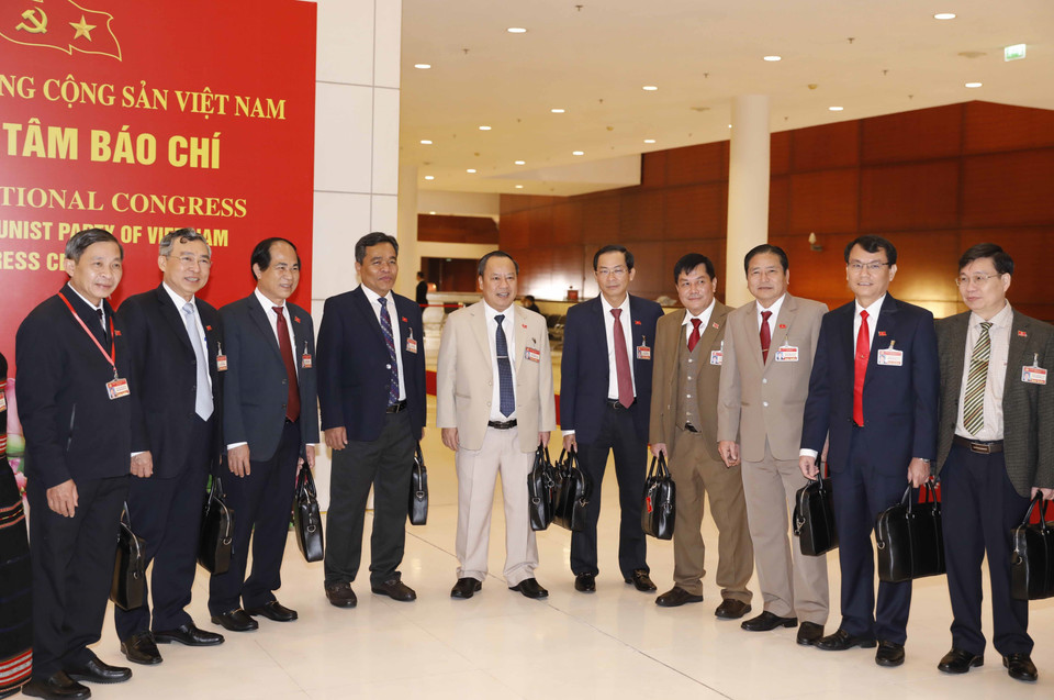  Đoàn đại biểu Đảng bộ tỉnh Gia Lai đến dự Đại hội, sáng 28/1. (Ảnh: TTXVN)