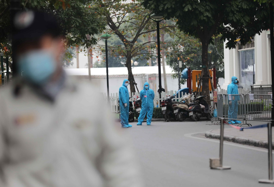  Lực lượng y tế và các lực lượng chức năng thực hiện nhiệm vụ bên ngoài tòa nhà T6 - Times City. (Ảnh: Thanh Tùng/TTXVN)