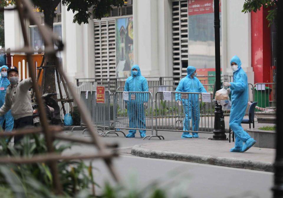 Hỗ trợ người dân chuyển đồ đạc tại khu vực tòa chung cư T6 ở Times City. (Ảnh: Thanh Tùng/TTXVN)