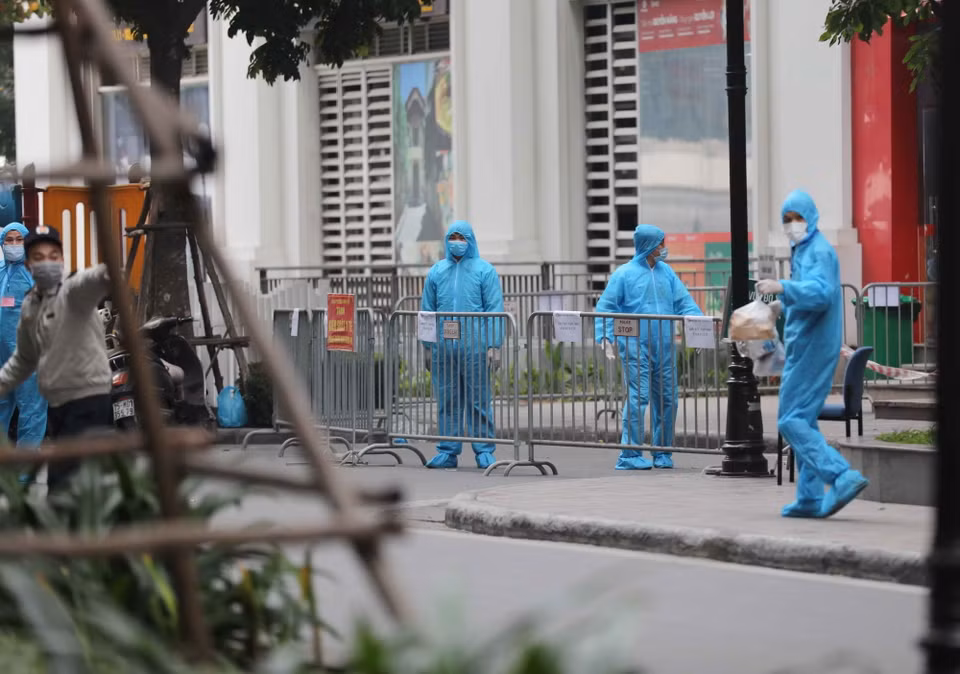 Hỗ trợ người dân chuyển đồ đạc tại khu vực tòa chung cư T6 ở Times City. (Ảnh: Thanh Tùng/TTXVN)