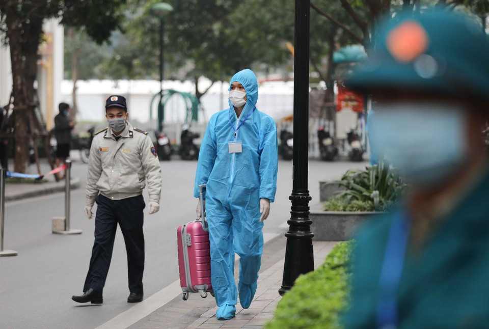  Lực lượng chức năng hỗ trợ người dân chuyển đồ đạc tại khu vực tòa chung cư T6 ở Times City. (Ảnh: Thanh Tùng/TTXVN)