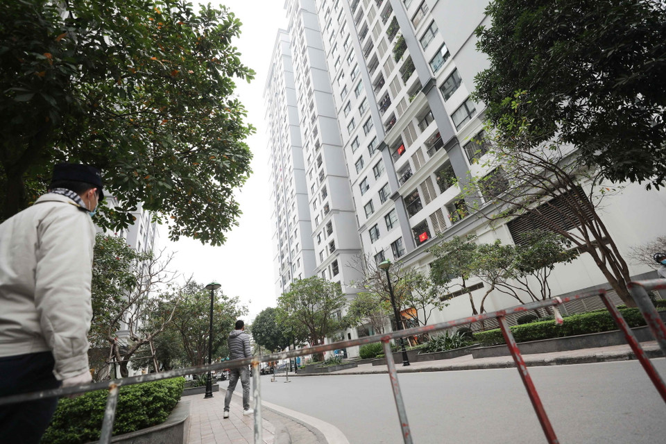 Tòa chung cư T6 ở Times City đã được phong tỏa tạm thời để thực hiện các biện pháp an toàn phòng, chống dịch. (Ảnh: Thanh Tùng/TTXVN)