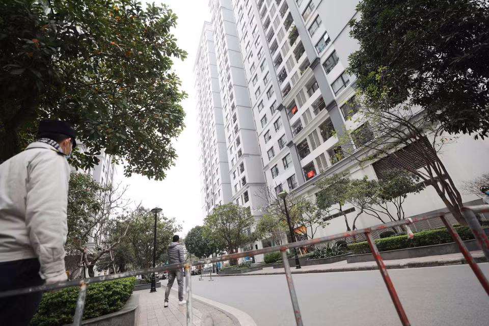 Tòa chung cư T6 ở Times City đã được phong tỏa tạm thời để thực hiện các biện pháp an toàn phòng, chống dịch. (Ảnh: Thanh Tùng/TTXVN)