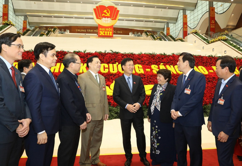  Đồng chí Võ Văn Thưởng, Ủy viên Bộ Chính trị, Bí thư Trung ương Đảng, Trưởng ban Tuyên giáo Trung ương với Đoàn đại biểu Đảng bộ tỉnh Phú Thọ dự phiên họp sáng 29/1. (Ảnh: TTXVN)