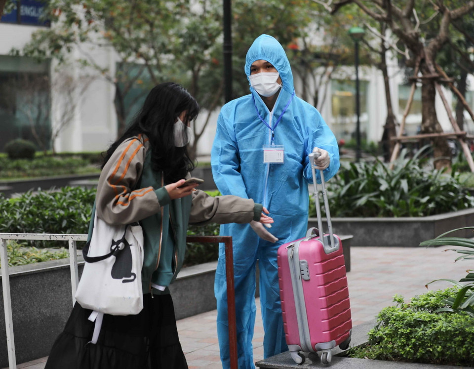 Lực lượng chức năng hỗ trợ người dân chuyển đồ đạc tại khu vực tòa chung cư T6 ở Times City. (Ảnh: Thanh Tùng/TTXVN)