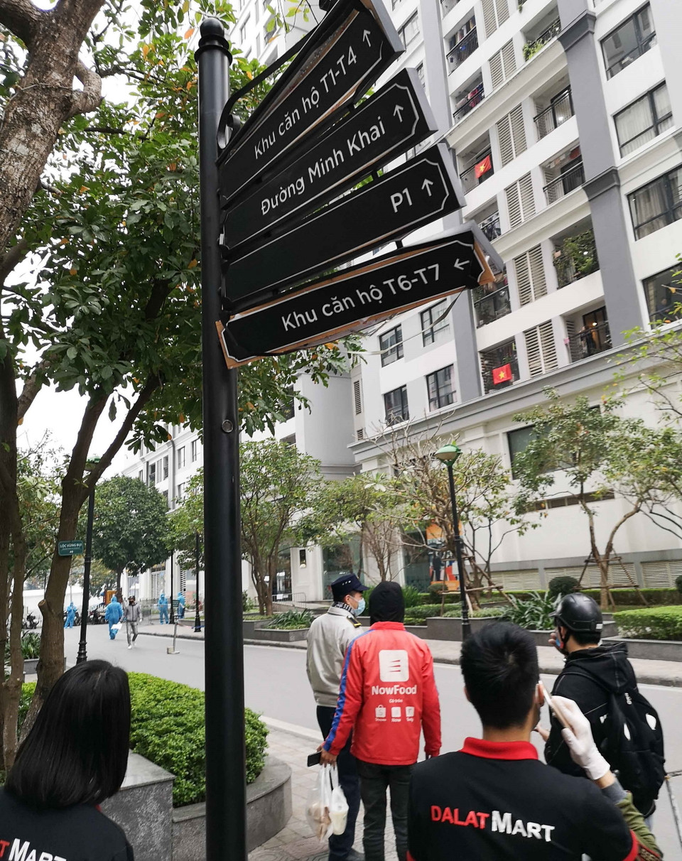 Tòa chung cư T6 ở Times City đã được phong tỏa tạm thời để thực hiện các biện pháp an toàn phòng, chống dịch. (Ảnh: Thanh Tùng/TTXVN)