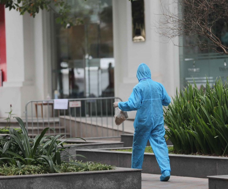 Hỗ trợ người dân chuyển đồ đạc tại khu vực tòa chung cư T6 ở Times City. (Ảnh: Thanh Tùng/TTXVN)