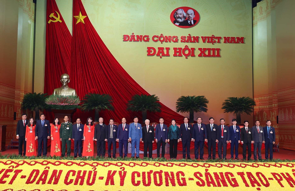 Các đồng chí lãnh đạo Đảng, Nhà nước chụp ảnh chung với Đoàn đại biểu Đảng bộ tỉnh Cà Mau. (Ảnh: TTXVN)