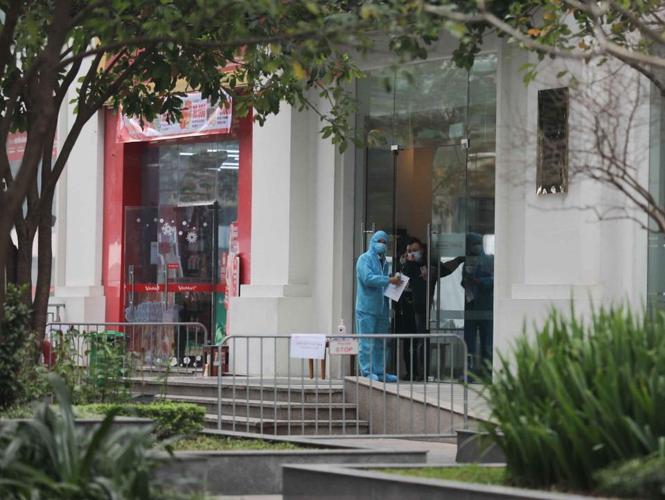 Tòa chung cư T6 ở Times City đã được phong tỏa tạm thời để thực hiện các biện pháp an toàn phòng, chống dịch. (Ảnh: Thanh Tùng/TTXVN)