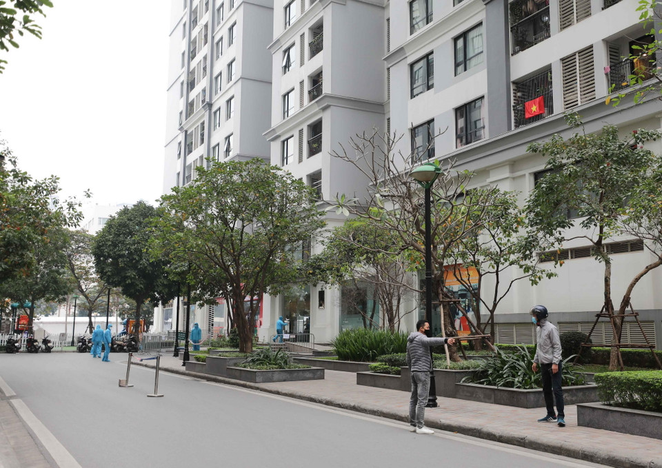  Tòa chung cư T6 ở Times City đã được phong tỏa tạm thời để thực hiện các biện pháp an toàn phòng, chống dịch. (Ảnh: Thanh Tùng/TTXVN)
