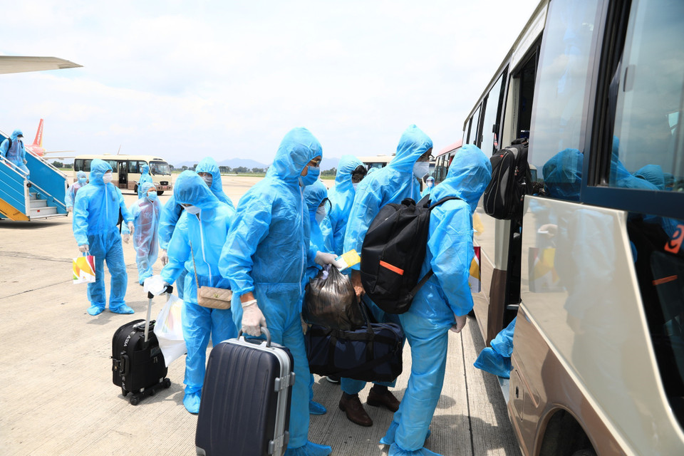 Các hành khách, phi hành đoàn sau khi trở về phải thực hiện các biện pháp giám sát, cách ly y tế tại địa phương theo quy định. (Ảnh: Thành Đạt/TTXVN) 