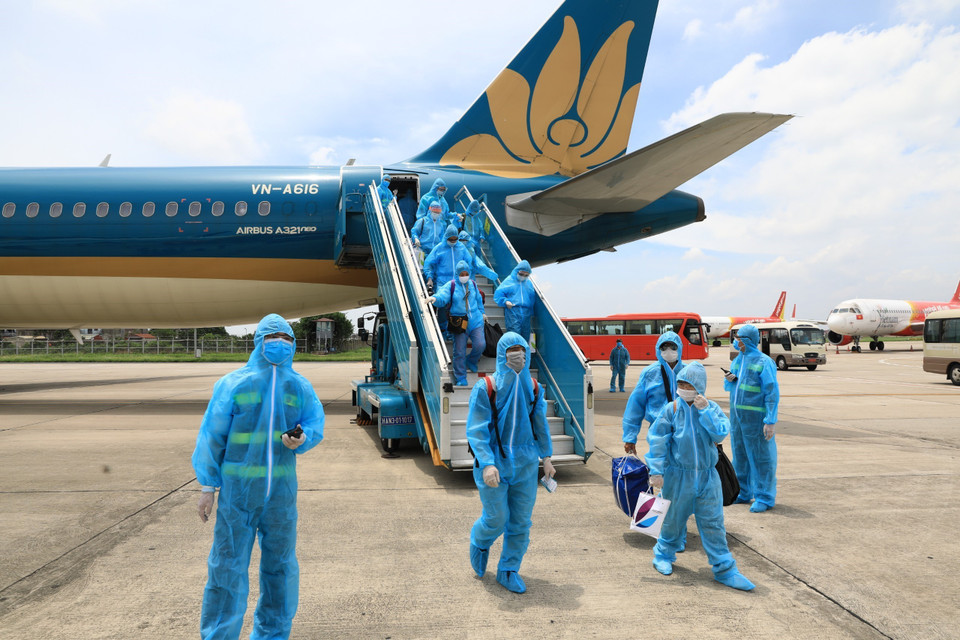 Phi hành đoàn, hành khách đều được trang bị bảo hộ y tế toàn thân và thực hiện các biện pháp giám sát, cách ly y tế 14 ngày tại địa phương theo quy định sau khi trở về Hà Nội. (Ảnh: Thành Đạt/TTXVN)