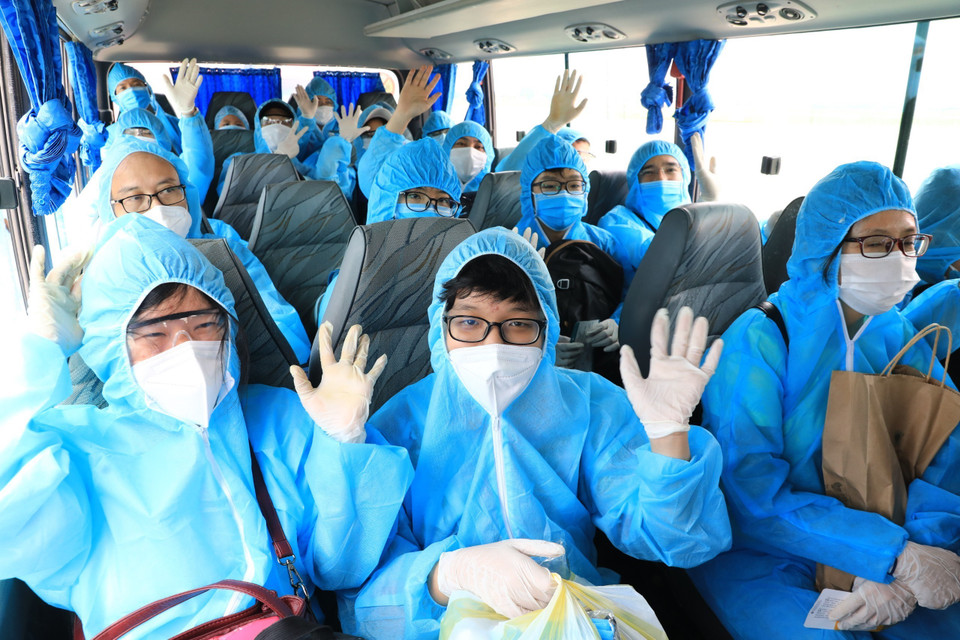 Các hành khách, phi hành đoàn sau khi trở về phải thực hiện các biện pháp giám sát, cách ly y tế tại địa phương theo quy định.(Ảnh: Thành Đạt/TTXVN) 