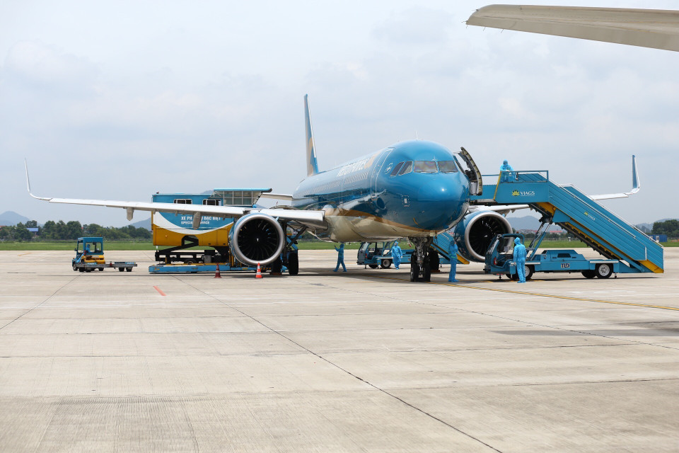 Máy bay của Vietnam Aiirlines đưa hành khách từ Đà Nẵng trở về đã tới sân bay Nội Bài. (Ảnh: Minh Quyết/TTXVN