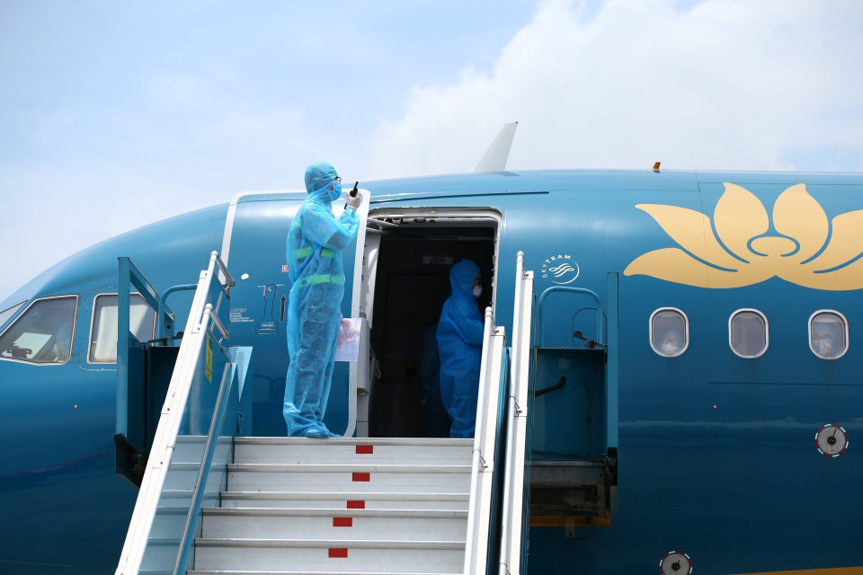 Các lực lượng chức năng đang chuẩn bị đưa hành khách xuống về nơi cách ly. (Ảnh: Minh Quyết/TTXVN)