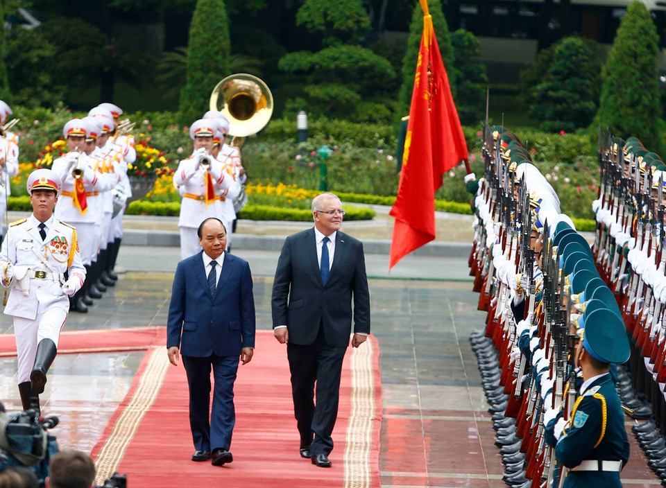 Thủ tướng Nguyễn Xuân Phúc và Thủ tướng Australia Scott Morrison duyệt Đội Danh dự Quân đội nhân dân Việt Nam. (Ảnh: Văn Điệp/TTXVN)