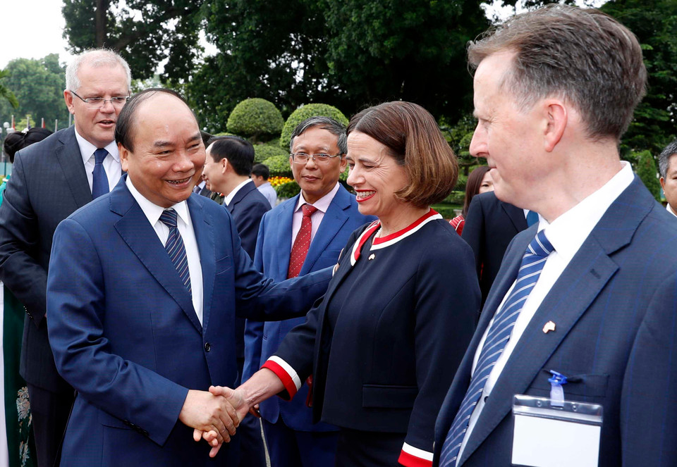 Thủ tướng Australia Scott Morrison giới thiệu với Thủ tướng Nguyễn Xuân Phúc các thành viên Đoàn đại biểu Chính phủ Australia. (Ảnh: Thống Nhất/TTXVN)