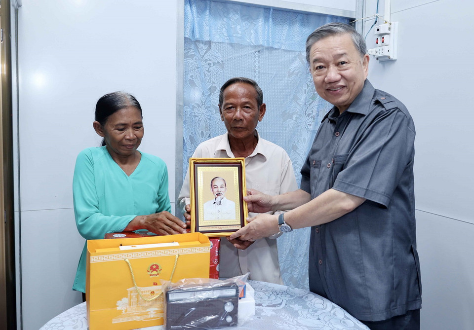Chủ tịch nước Tô Lâm thăm gia đình ông Võ Văn Rẹt, dân tộc Khmer, là hộ nghèo tại khóm 4, thị trấn Châu Thành. (Ảnh: Nhan Sáng/TTXVN)