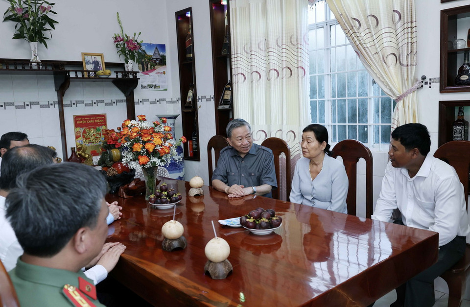 Chủ tịch nước Tô Lâm thăm gia đình Trung tướng Sơn Cang, Anh hùng Lực lượng Vũ trang tại khóm 4, thị trấn Châu Thành. (Ảnh: Nhan Sáng/TTXVN)