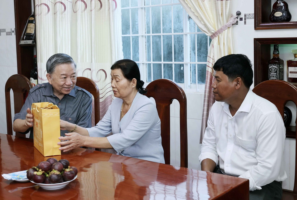 Chủ tịch nước Tô Lâm thăm gia đình Trung tướng, Anh hùng Lực lượng vũ trang Sơn Cang tại khóm 4, thị trấn Châu Thành. (Ảnh: Nhan Sáng/TTXVN)