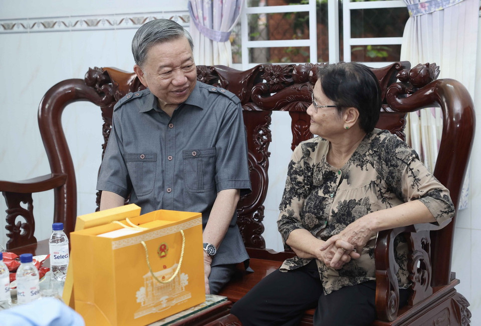 Chủ tịch nước Tô Lâm thăm gia đình Anh hùng Lực lượng Vũ trang Nhân dân Nguyễn Thị Trường tại khóm 4, thị trấn Châu Thành. (Ảnh: Nhan Sáng/TTXVN)