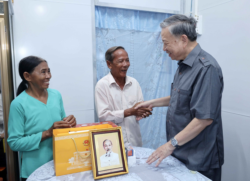 Chủ tịch nước Tô Lâm thăm gia đình ông Võ Văn Rẹt, dân tộc Khmer, là hộ nghèo tại khóm 4, thị trấn Châu Thành. (Ảnh: Nhan Sáng/TTXVN)