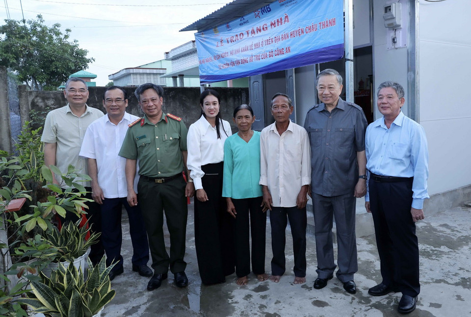 Chủ tịch nước Tô Lâm thăm gia đình ông Võ Văn Rẹt, dân tộc Khmer, là hộ nghèo tại khóm 4, thị trấn Châu Thành. (Ảnh: Nhan Sáng/TTXVN)
