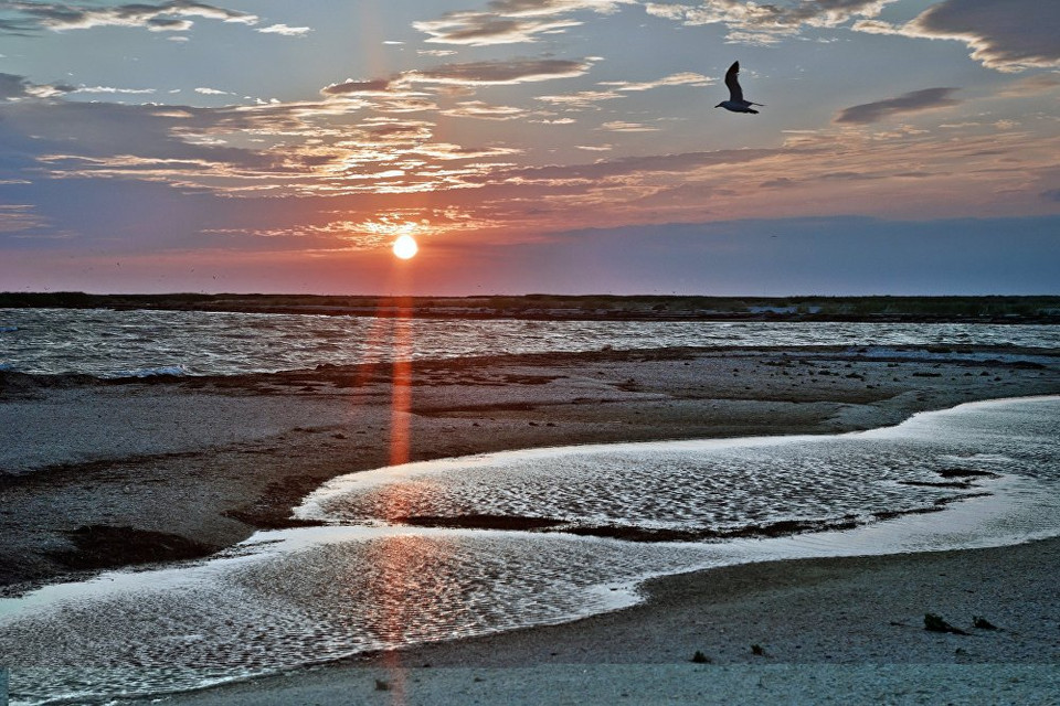 Hoàng hôn trên Đảo Thiên Nga. (Nguồn: Sputnik)