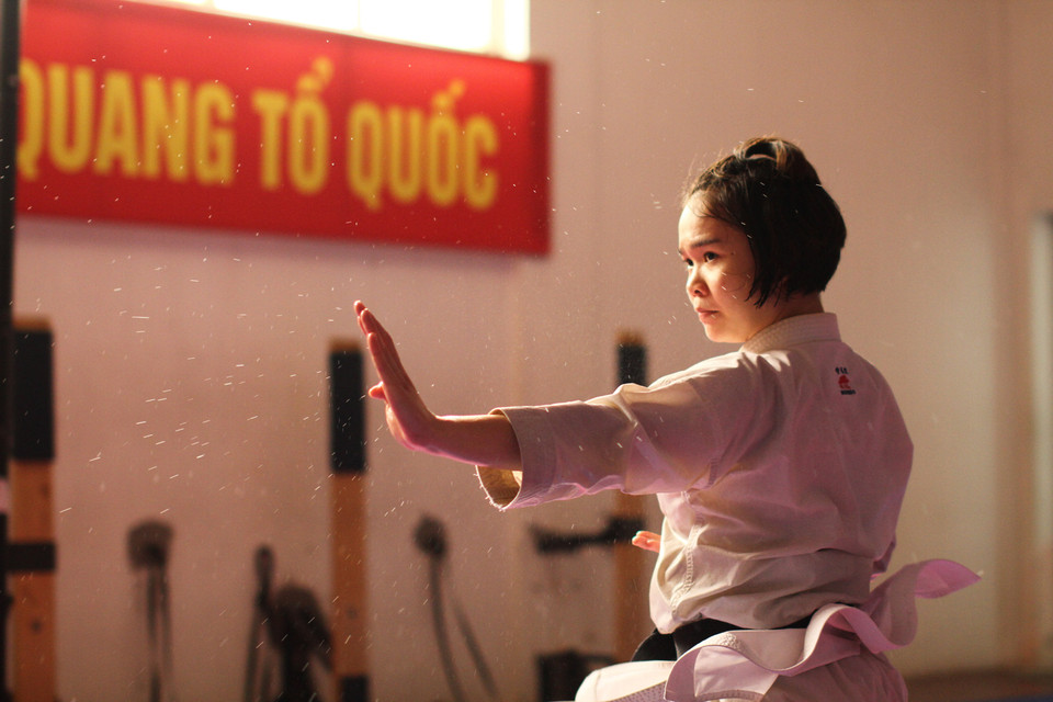 Tác phẩm đoạt giải Nhất chủ đề Đam mê. Giám khảo cuộc thi, nhiếp ảnh gia Hà Kin nhận định: Tác phẩm có vẻ đẹp, hình ảnh, ánh sáng rõ ràng, vô cùng chỉnh chu. Nó thể hiện đam mê rất rõ ràng của cô gái trong bức ảnh, cho thấy sự khổ luyện của cô để mang vinh quang về cho Tổ quốc.