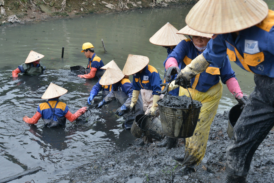 Tác phẩm của Nguyễn Văn Học giành giải Nhất tại chủ đề Vất vả ngược xuôi. Theo nhận xét của giả khảo Trần Tuấn Việt, đây là bức ảnh thật sự khác biệt, không giống bất kỳ tấm ảnh nào cùng chủ đề. Nó hội tụ đầy đủ yếu tố về bố cục, màu sắc, nội dung.