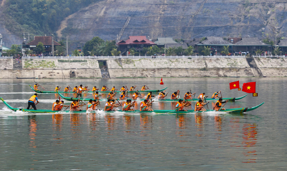 Lễ hội đua thuyền đuôi én là bản sắc của người Thái Mường Lay đã được phục dựng thành công. (Ảnh: Xuân Tư/TTXVN)