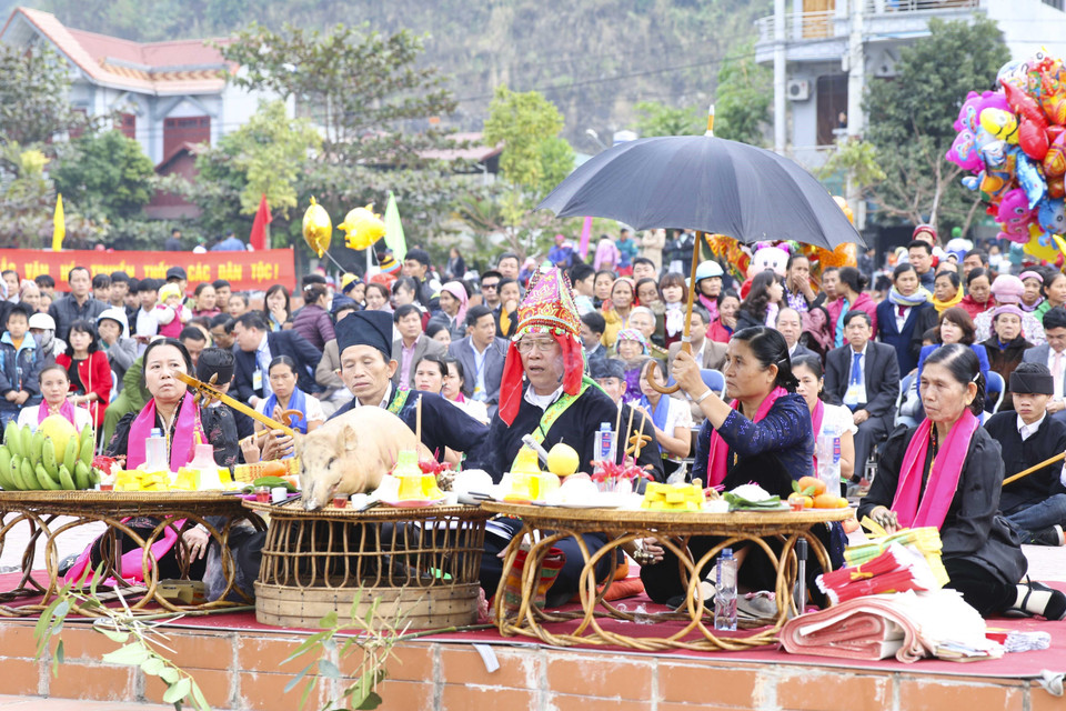 Lễ tế thần sông nước của người Thái ở Mường Lay mang đậm bản sắc văn hóa Người Thái ăn theo nước. (Ảnh: Xuân Tư/TTXVN)