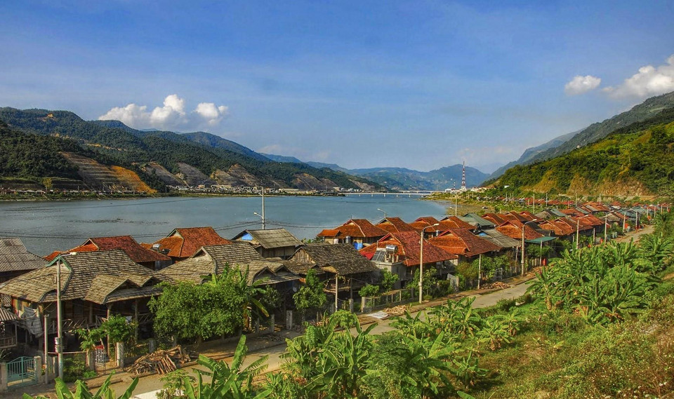 Bản làng của người dân tộc Thái ở thị xã Mường Lay. (Ảnh: Xuân Tư/TTXVN)