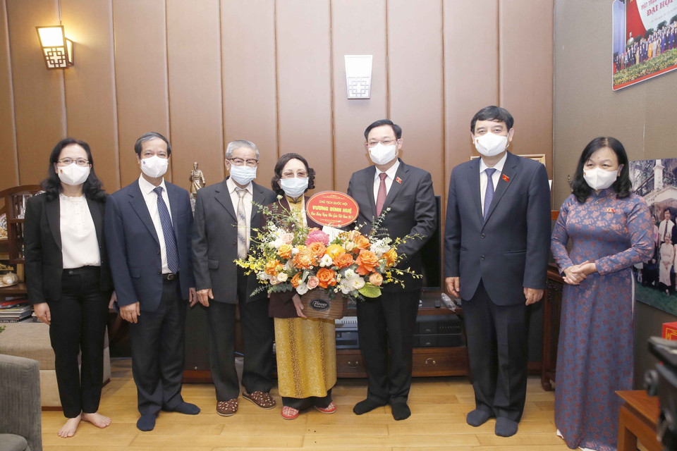 Chủ tịch Quốc hội Vương Đình Huệ tặng hoa, chúc mừng GS.TSKH Phạm Thị Trân Châu nhân Ngày Nhà giáo Việt Nam 20/11. (Ảnh: Doãn Tấn/TTXVN)