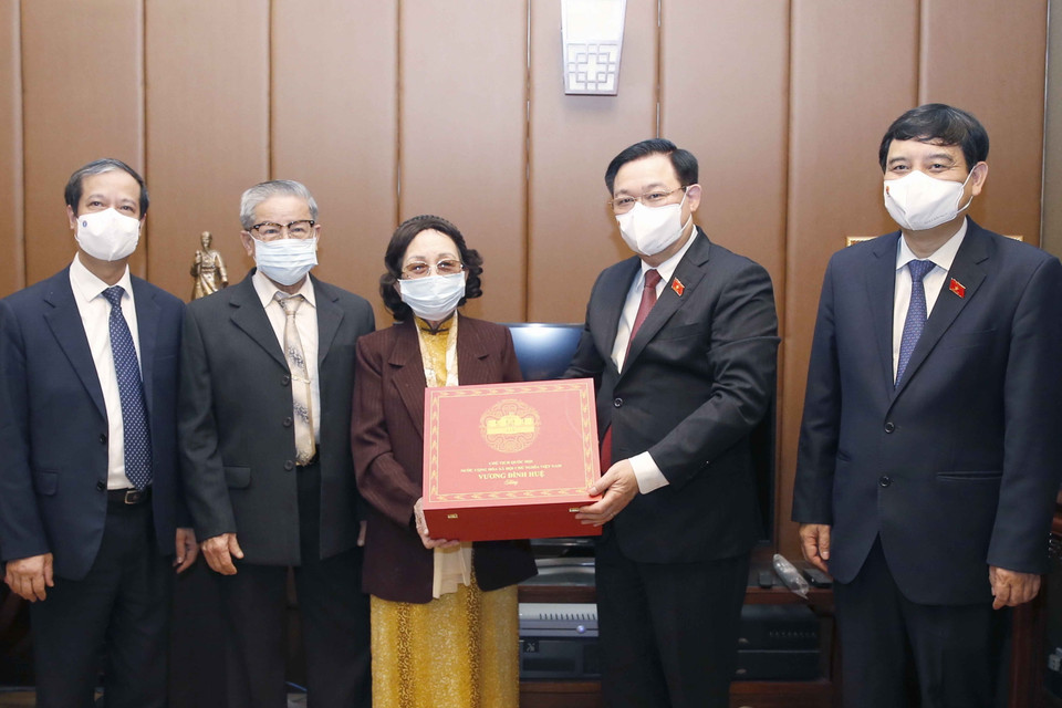 Chủ tịch Quốc hội Vương Đình Huệ tặng quà, chúc mừng GS.TSKH Phạm Thị Trân Châu nhân Ngày Nhà giáo Việt Nam 20/11. (Ảnh: Doãn Tấn/TTXVN)