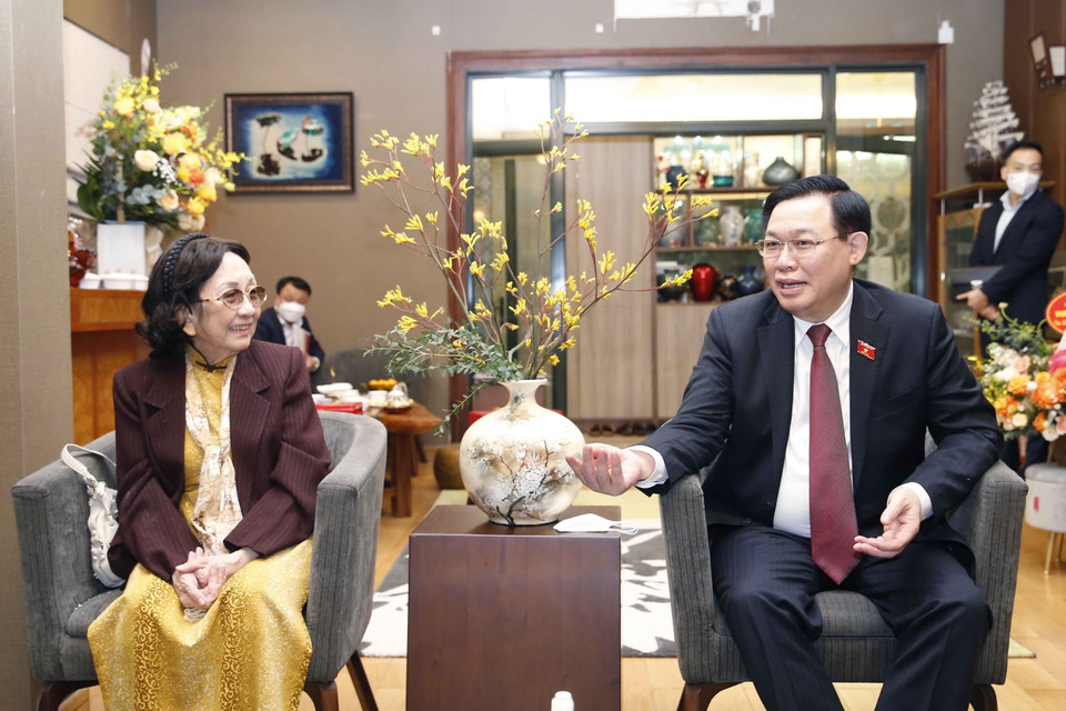 Chủ tịch Quốc hội Vương Đình Huệ thăm hỏi, chúc mừng GS.TSKH Phạm Thị Trân Châu nhân Ngày Nhà giáo Việt Nam 20/11. (Ảnh: Doãn Tấn/TTXVN)