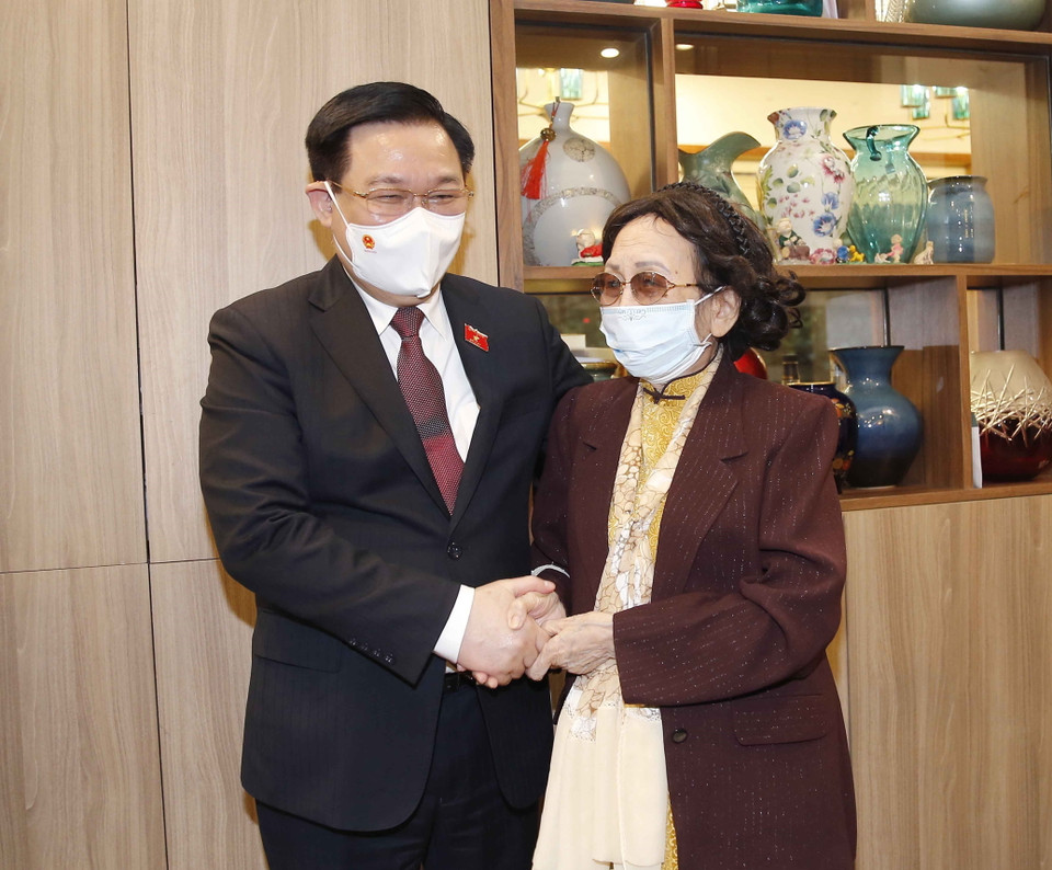 Chủ tịch Quốc hội Vương Đình Huệ thăm hỏi, chúc mừng GS.TSKH Phạm Thị Trân Châu nhân Ngày Nhà giáo Việt Nam 20/11. (Ảnh: Doãn Tấn/TTXVN)