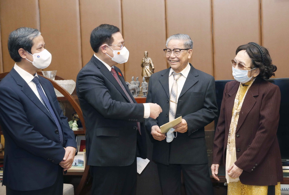 Chủ tịch Quốc hội Vương Đình Huệ thăm hỏi gia đình GS.TSKH Phạm Thị Trân Châu. (Ảnh: Doãn Tấn/TTXVN)