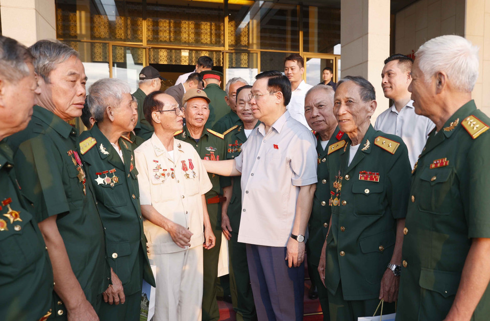 Chủ tịch Quốc hội Vương Đình Huệ với đại biểu. (Ảnh: Doãn Tấn/TTXVN)