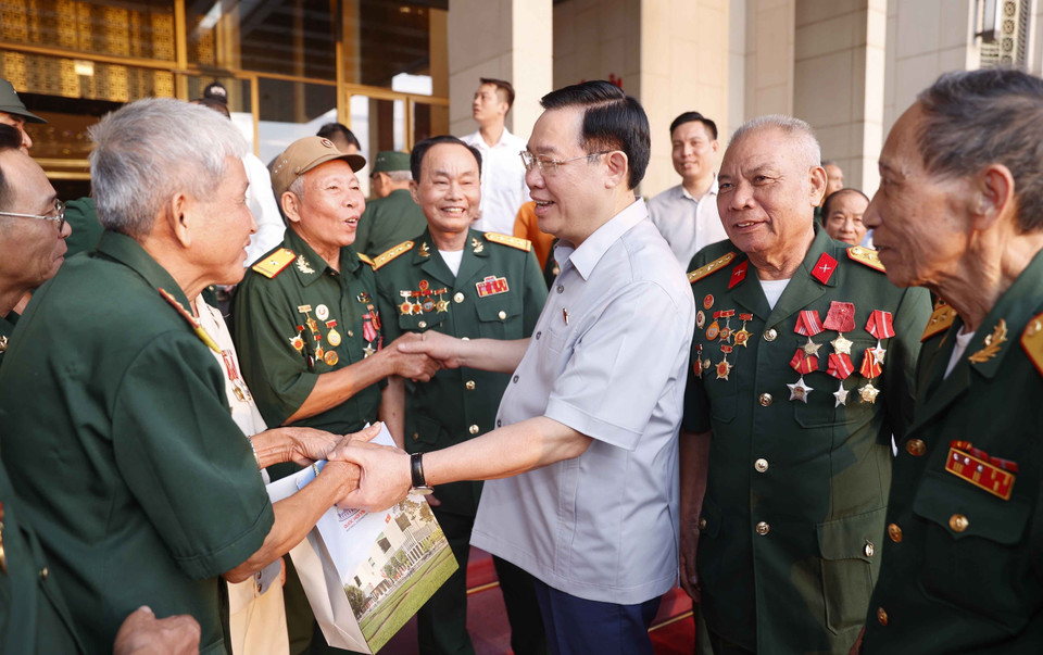 Chủ tịch Quốc hội Vương Đình Huệ với đại biểu. (Ảnh: Doãn Tấn/TTXVN)