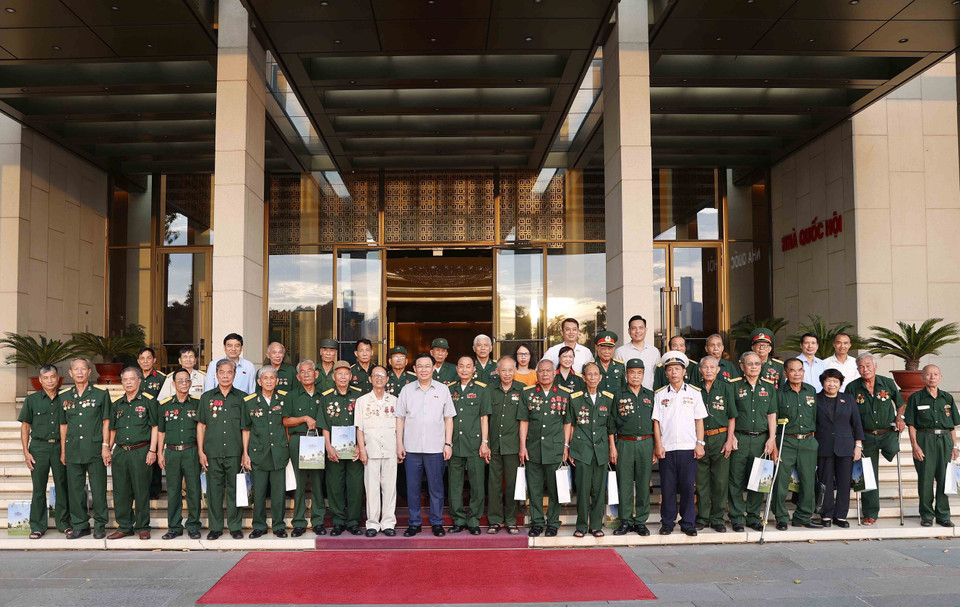 Chủ tịch Quốc hội Vương Đình Huệ chụp ảnh lưu niệm với đại biểu. (Ảnh: Doãn Tấn/TTXVN)