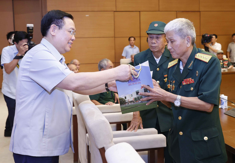 Chủ tịch Quốc hội Vương Đình Huệ tặng quà Chiến sỹ Cách mạng bị địch bắt, tù đày tỉnh Nghệ An. (Ảnh: Doãn Tấn/TTXVN)