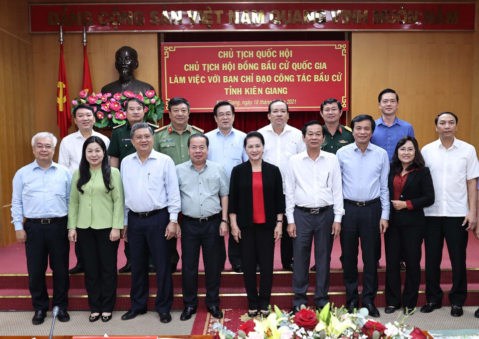 Chủ tịch Quốc hội Nguyễn Thị Kim Ngân với Ban chỉ đạo công tác bầu cử tỉnh Kiên Giang. (Ảnh: Trọng Đức/TTXVN)