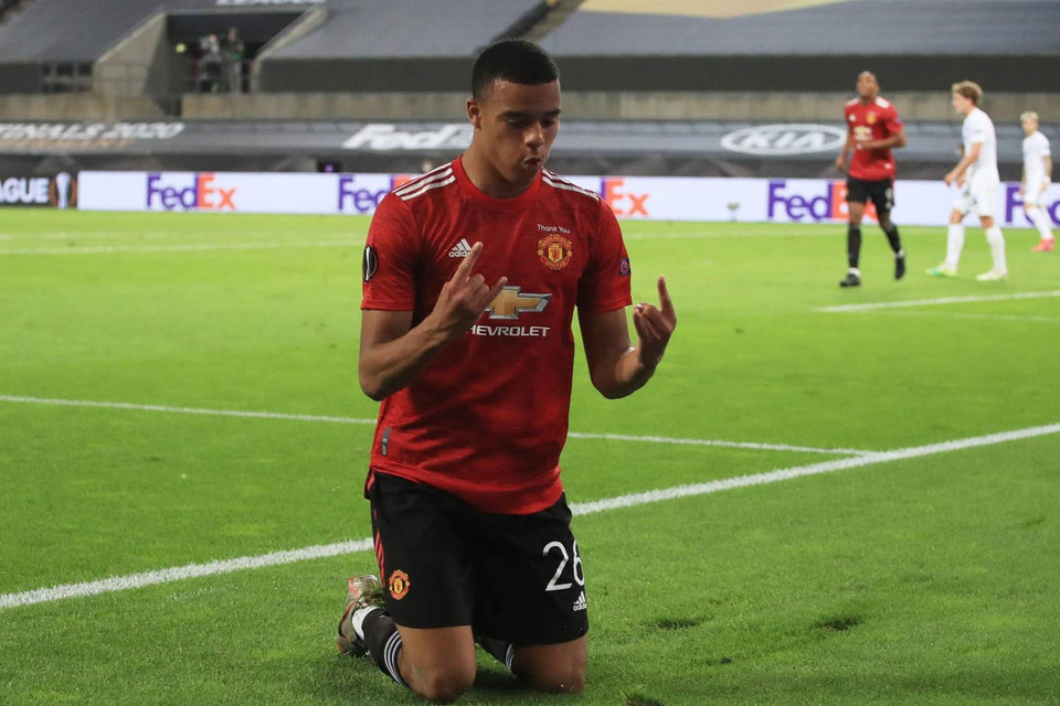 ...nhưng VAR đã từ chối khi xác định cầu thủ của Quỷ đỏ rơi vào thế việt vị.