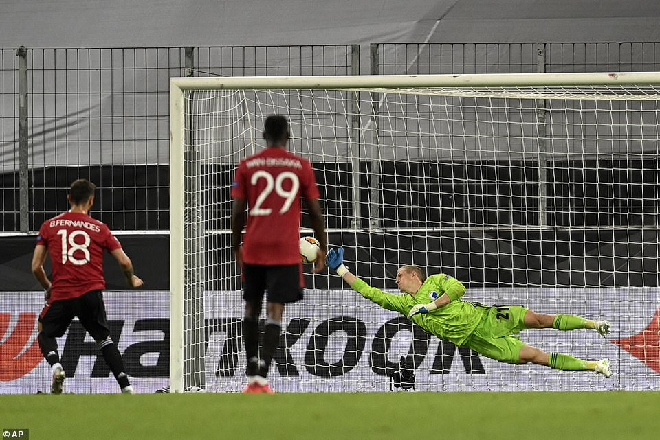 Tiền vệ người Bồ Đào Nha này không bỏ lỡ cơ hội ghi bàn thắng duy nhất của trận đấu...