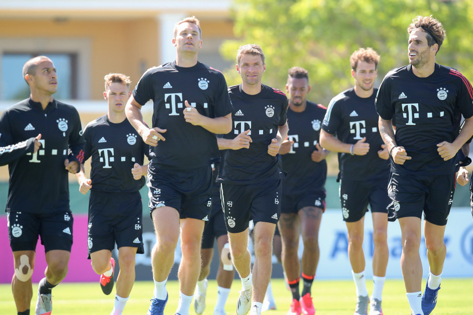 Các cầu thủ Bayern thoải mái khi bước vào buổi tập. (Nguồn: FcBayern)