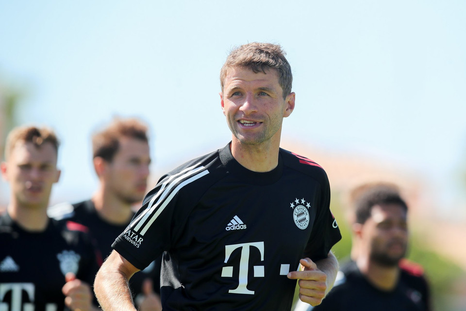 Thomas Mueller thoải mái bước vào buổi tập. (Nguồn: FcBayern)
