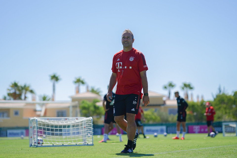HLV Hansi Flick đang rất tự tin sẽ cùng Bayern hướng đến việc tái kỳ tích giành 'cú ăn ba.' (Nguồn: FcBayern)